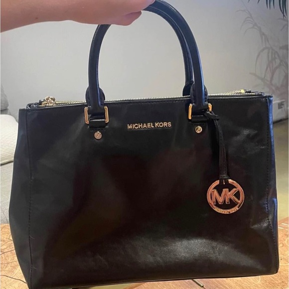 Gorgeous MK black bag - great for everyday and for office look - Picture 2 of 5
